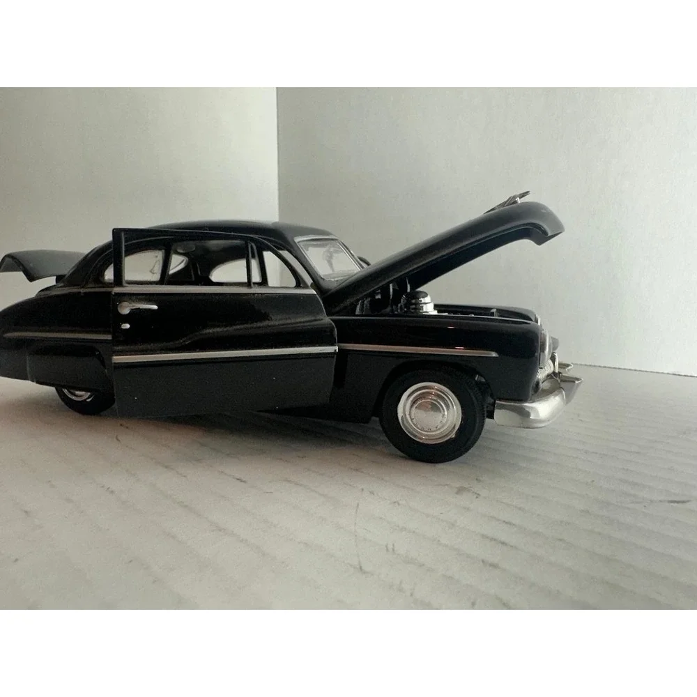 MOTORMAX Diecast 1949 Mercury Coupe Car 1:24 Black Opening Doors Hood Trunk
